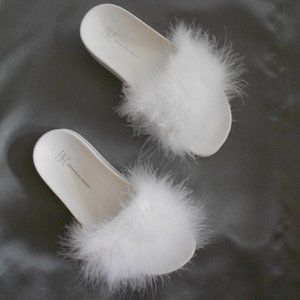 NWOT White Feather Slippers (S 5/6)